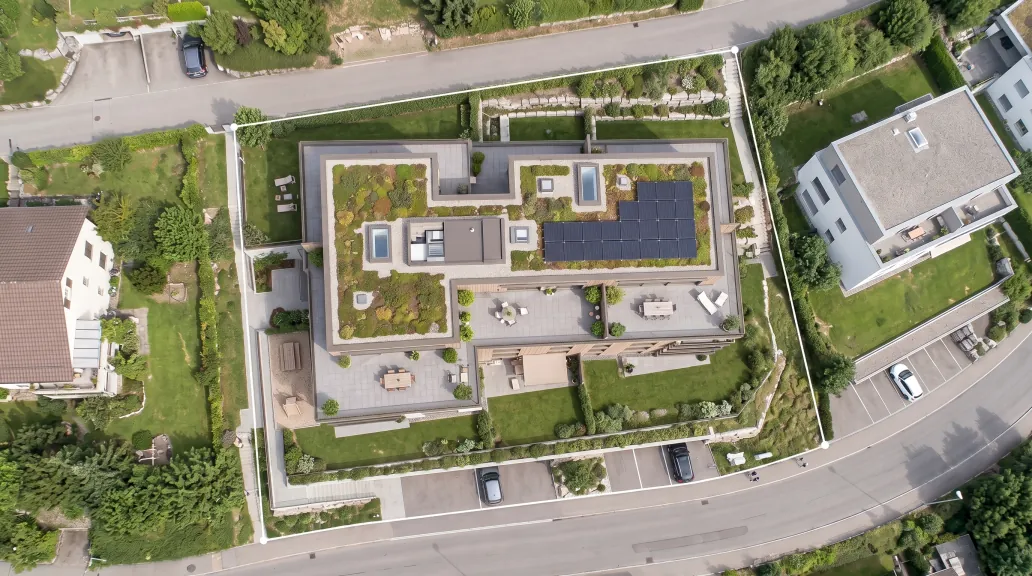 Luftbild von oben auf die Parzelle und ihr Gebäude